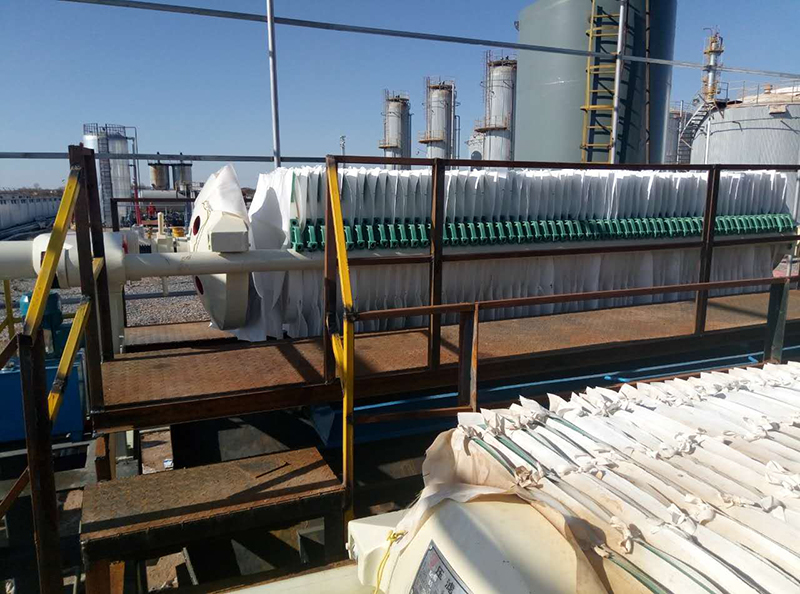 天然氣油污泥過濾現場(圖1)