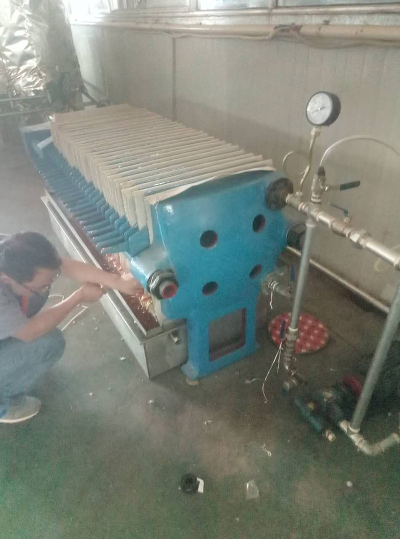 花生油過濾現(xiàn)場(圖1)